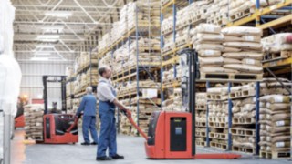 The expanded range of lithium-ion models from Linde encompasses pallet stackers and double stackers 