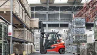 The Linde H25 gas forklift can even stack pallets indoors. The H25 gas forklift from Linde Material Handling