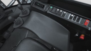 With Linde Load Control, operators can easily and precisely steer with minimal finger movements. Linde Load Control with two control levers integrated into the right armrest