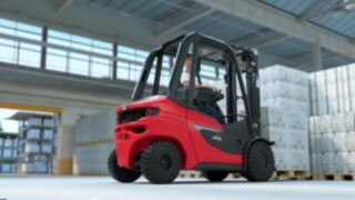 Linde H20–H35 diesel forklift truck transporting full pallets