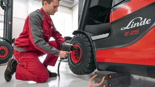 Tire change for a Linde forklift Tire change for a Linde forklift