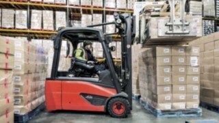 Electric forklift truck from Linde Material Handling in use in a cold store