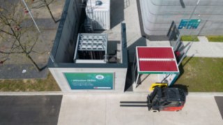 Tanks, lines, storage: trucks with fuel cell technology require a special infrastructure. A Linde truck at the hydrogen refuelling station.