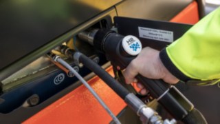 Short refuelling times increase the overall availability of the vehicles. A Linde truck is fuelled with hydrogen.