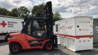 Several Linde MH trucks were provided in the affected area. A Linde MH forklift truck loading and unloading goods.