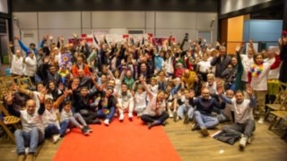 Several hundred Linde employees are now taking part in the “Fiestas Solidarias”. A group picture with many people from the Spanish initiative “Linde Solidaria”.
