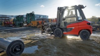 Indoors, outdoors or both: our electric forklifts handle a wide range of challenges. The X45 electric forklift truck from Linde Material Handling in action outdoors.