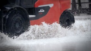 X25 electric forklift from Linde drives through water