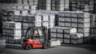 X35 electric forklift from Linde transports goods