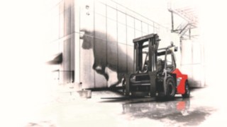 The E160 from Linde Material Handling transporting heavy loads.