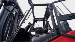All-round excellent visibility thanks to the large glass panes in the Linde E100 – E180 heavy trucks.