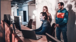 A dynamic team works together at their workplace, demonstrating the cooperation and team spirit at KION Automation. 