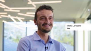 Projektmanagerinnen und Projektmanager aus verschiedenen Ländern Europas beschreiben ihre Arbeit im Bereich Automatisierung in der Intralogistik.