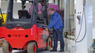 Employee loading a forklift truck from Linde Material Handling