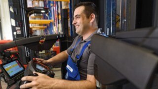 The control panel of the very narrow aisle K truck from Linde is ergonomically shaped and helps to ensure smooth workflows. The ergonomic control panel of the K combination truck from Linde Material Handling