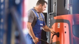 The Li-ION technology from Linde makes life easier in the warehouse and boosts productivity. Very narrow aisle truck with Li-ION technology from Linde Material Handling