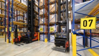 The new Linde trucks were seamlessly integrated into the existing system. The very narrow aisle trucks from Linde Material Handling at LINHARDT