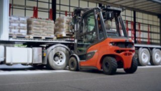 Unloading trucks with the Linde Material Handling H20 diesel forklift truck The new H20 diesel forklift truck unloading a truck