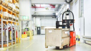 The L-MATIC from Linde Material Handling transports loads of up to 1200 kilograms. The L-MATIC from Linde Material Handling in use in the warehouse