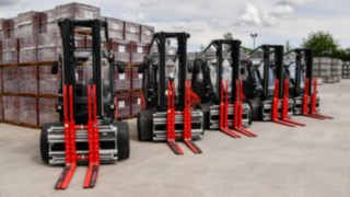 Fleet_of_Linde_Material_Handling_Electric_Forklifts_Stationed_at_Russell_Roof_Tiles_16-9