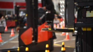 Forklift operator's training Training of a forklift operator by a Linde trainer