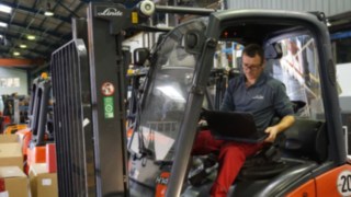 solution-approved_truck-inspection-0050_16x9w1920 solution-approved_truck-inspection-0050_16x9w1920