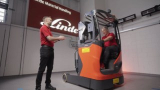tn_video_Meet_the_fleet_-_Reach_truck_-_R_14 tn_video_Meet_the_fleet_-_Reach_truck_-_R_14